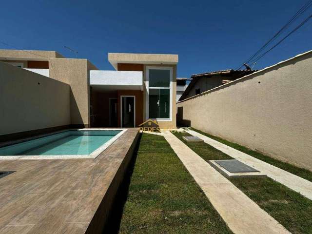 Excelente casa linear com 3 quartos, quintal, área gourmet e piscina, á venda - 105 m² - Village Rio das Ostras - Rio das Ostras/RJ