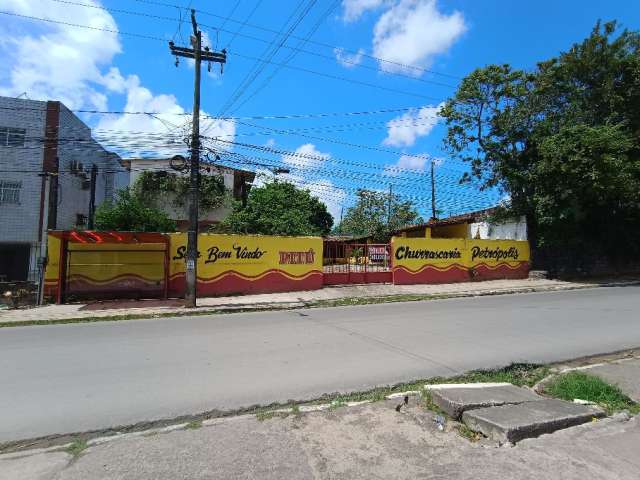 Ponto Comercial, amplo, com estacionamento, em Avenida Principal!