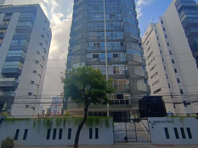 Apartamento com aproximadamente 200m2, 4 Quartos sendo 1 Suíte, 2 Vagas