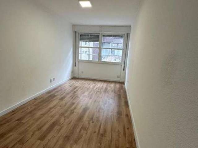 Vendo Apartamento Reformado, 01 dormitório, 50 metros da praia, Pompéia, Santos