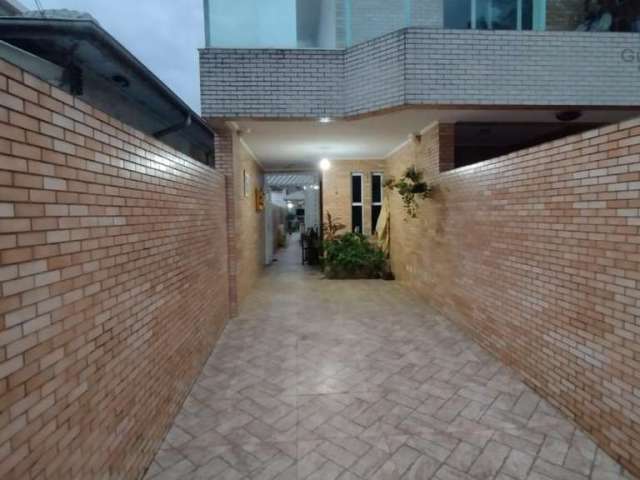 Vendo excelente casa sobreposta baixa com 03 dormitórios (01 suíte) na Vila Valença em São Vicente