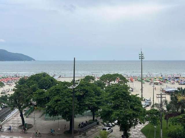 Vendo Apartamento Frente ao Mar, Totalmente Reformado, 02 dormitórios, 01 suíte, Gonzaga, Santos. Sem garagem.