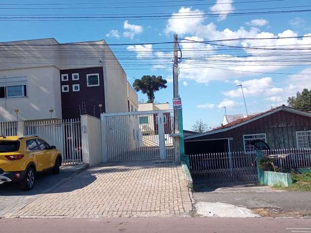 Sobrado no Lindóia, em Condomínio, com amplo quintal. R$460mil!