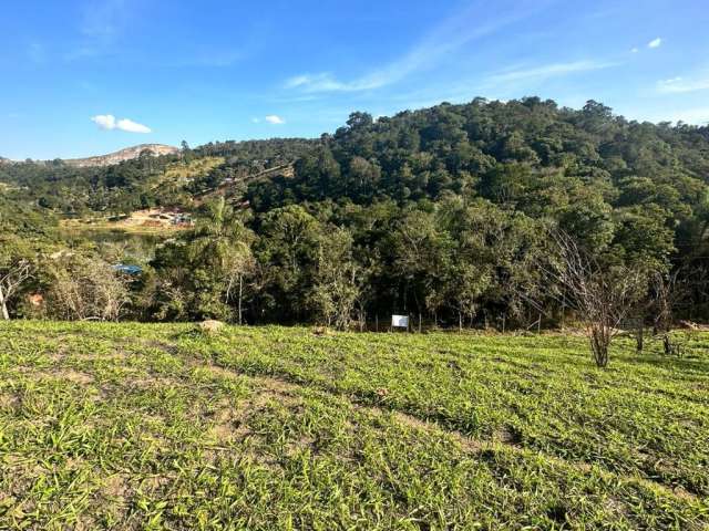 vende-se terreno em arujá com ampla vista verde, aceitamos seu veiculo como parte do pegamento