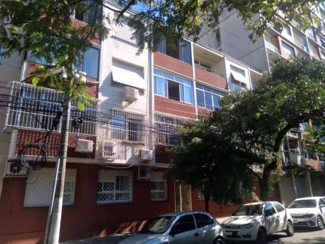 Amplo apartamento, 107 metros privativos. 3 dormitórios. Dois dormitórios com sacadas  de frente para o Hospital de Clínicas,  assim como o vasto living. Mais sala de estar e dependência de empregada.