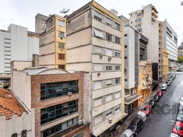 Excelente apartamento residencial ou comercial com uma sala, cozinha, banheiro  e um quarto. Localizado no 5º andar, o prédio possui dois elevadores.