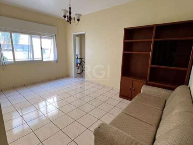 Apartamento reformado de 3 Dormitórios, sendo uma Suíte. Living para dois ambientes, banheiro social, ampla cozinha, área de serviços, dependência  de  empregada. Todo em piso cerâmico. Ótima localiza