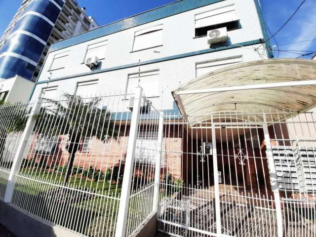 Apartamento desocupado com 2 dormitórios no bairro Menino Deus em Porto alegre; living 2 ambientes, cozinha, lavanderia, dependência de empregada, banheiro auxiliar, banheiro social, sol da manhã. Mui