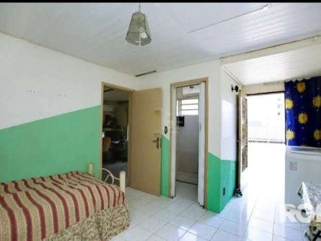 Casa 3 dorm. 250m² Privativos &lt;BR&gt;&lt;BR&gt;Casa Mista. Residência nos fundos e mais 3 lojas à frente. Entre a Rua Piauí e Santa Catarina, bairro Passo D´areia. Em frente ao empreendimento &quot