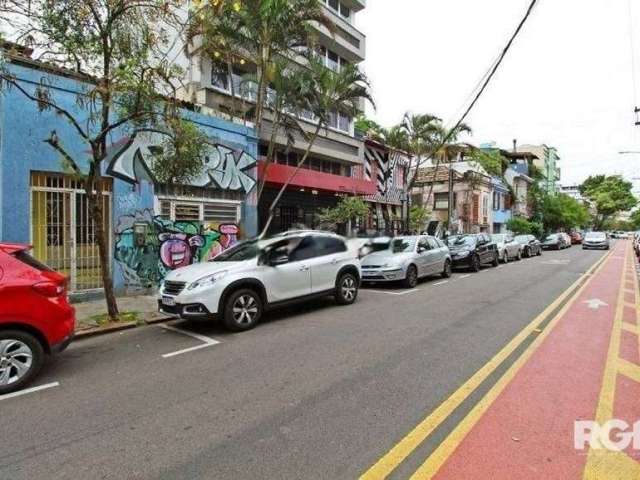 .Casa à venda em Cidade Baixa, Porto Alegre. Excelente localização na Rua Lopo Gonçalves. Casa em terreno amplo com 84.7m² de área total e 84.7m² de área privativa. Possui 2 dormitórios, 3 banheiros s