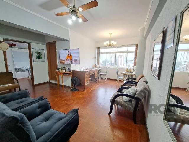 Excelente apto 2 dormitórios na melhor localização do centro Histórico.&lt;BR&gt;Sala ampla, living 2 ambientes com vista lago Guaíba, cozinha americana ampla, banheiro social, banheiro auxiliar,  Exc