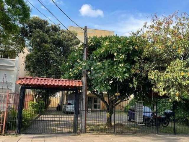 Apartamento na Rua Barbedo, no bairro Menino Deus em Porto Alegre, de 1 dormitório, sala ampla para dois  ambientes, banheiro, cozinha e área de serviço separada. Imóvel de frente, arejado, claro, com