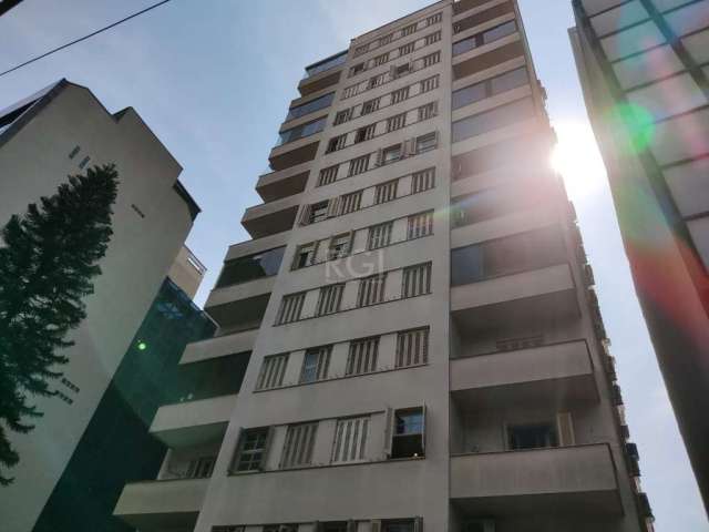 Coliseu vende apartamento semimobiliado de frente, 3 dormitórios sendo um com sacada, living dois ambientes  na região central, banheiro, lavabo, cozinha ,dependência completa. 1 vaga de garagem.&lt;B