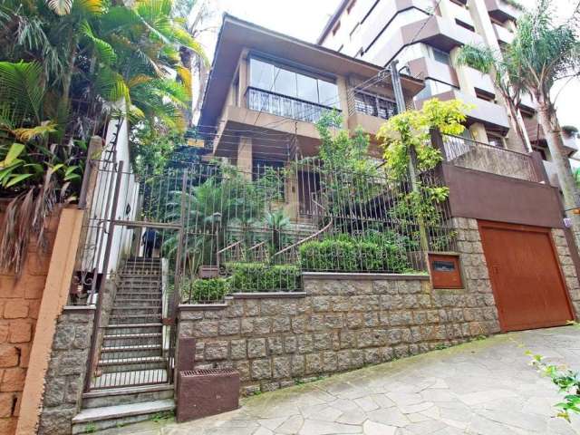 Excelente Casa no Bairro Petrópolis: Terreno medindo 11x39,60. Tendo 2 casas separadas. Podendo ser para moradias, comercial ou construção de prédio.&lt;BR&gt;2 residências separadas com 3 dormitórios