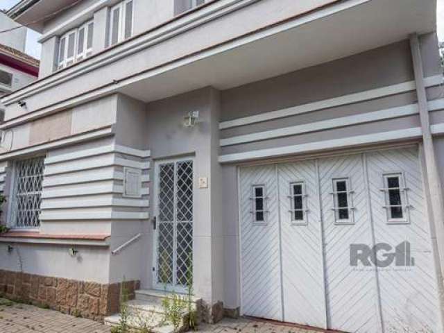 Apresentamos esta excelente casa com 207 m² privativos, perfeitamente localizada no bairro Moinhos De Vento. Com 3 dormitórios e 2 vagas de garagem, esta casa é a escolha perfeita para uso comercial o