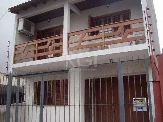 Casa de 3 dormitório no bairro Santana, garagem coberta para 3 carros, sendo uma coberta e fechada, duas abertas mas na frente do imóvel, sendo este bem seguro com cerca elétrica, portão automático. P