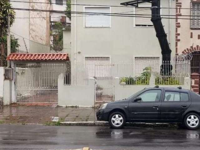 VENDE-SE terreno com casa construída para fins comerciais ou residenciais, em excelente localização, em frente ao Nacional da José de Alencar. Características do imóvel: 3 dormitórios, banheiro social