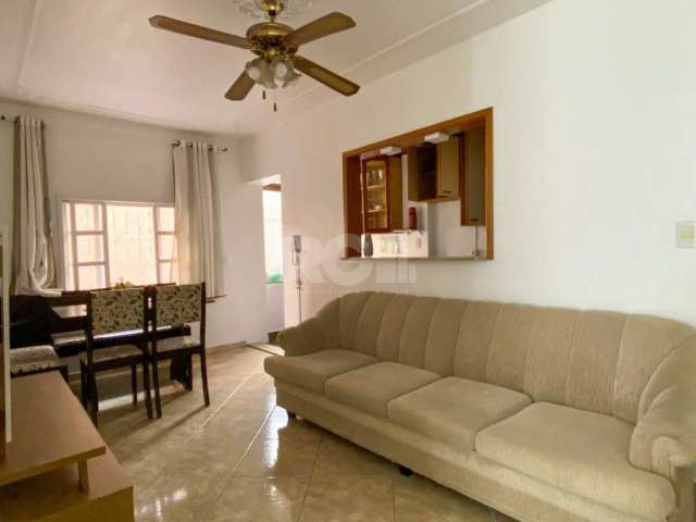 Apartamento 2 dormitórios, térreo, mobiliado, com pátio em 1 dos dormitórios e closet. Living 2 ambientes, cozinha americana e 1 banheiro social. &lt;BR&gt;&lt;BR&gt;Prédio enxuto, com baixo custo con