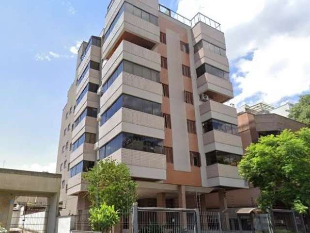 Vende-se apartamento reformado 2 dormitórios c/ suíte e vaga de garagem coberta, living em dois ambientes com sacada e churrasqueira, copa e cozinha, área de serviço separada, banheiro auxiliar.&lt;BR