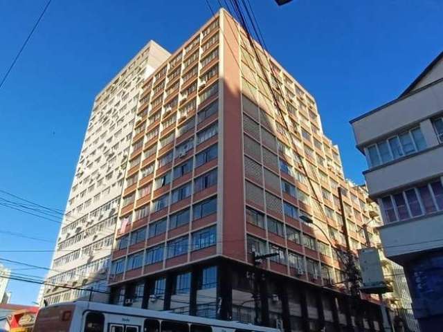 Vende apartamento com 51,9 de área útil na região central, reformado,  mobiliado, living dois ambientes, um dormitório , cozinha americana, área de serviço, banheiro e piso frio.&lt;BR&gt;&lt;BR&gt;Co