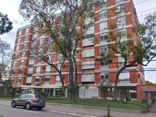 Apartamento com três dormitórios - originalmente 2 dormitórios com amplo living e sala de jantar, hoje sala de estar ou 3º dormitório - com dependência de empregada completa, andar alto, frente a fund