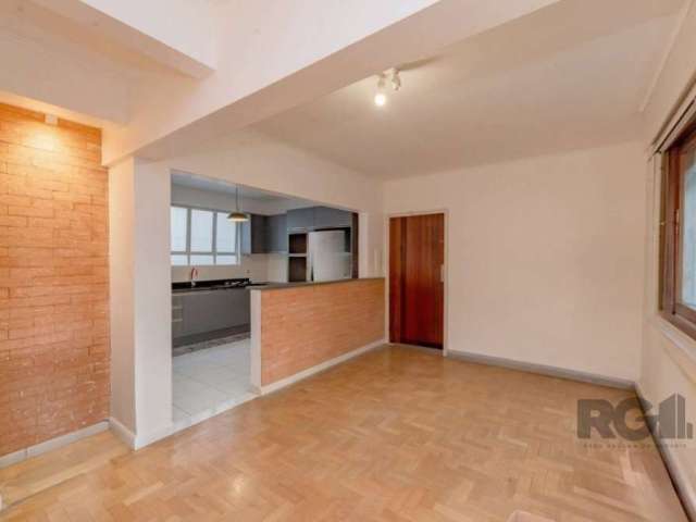 Descubra este charmoso apartamento de 2 dormitórios e 2 banheiros, localizado no coração do bairro Petrópolis. Totalmente reformado, ele oferece um living espaçoso com dois ambientes, cozinha funciona