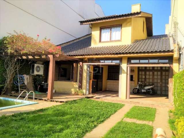 Excelente casa com 03 dormitórios, sendo 01 suíte, banheiro social, amplo living para 02 ambientes, cozinha americana, área de serviço, espaço gourmet com churrasqueira, pergolado, amplo pátio com pis