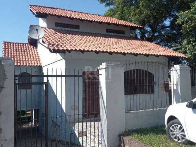 Casas/terreno = medidas de 9,90 x 34,87 - possui 02 casas, pátio com pequeno declive e gradeado, árvore frutífera, casa principal com 03 quartos, sala, cozinha, banheiro, sótão Agende uma visita com u