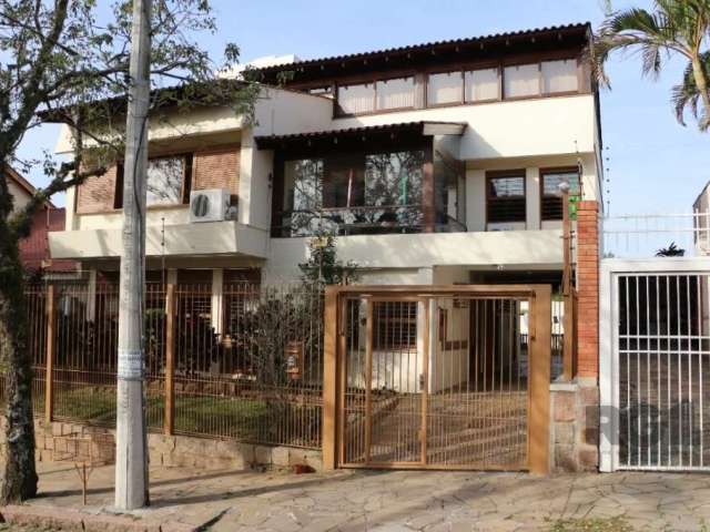 Excelente casa com três andares, no térreo temos ampla sala de estar, gabinete, lavabo, sala de jantar, cozinha, lavanderia, pátio com piscina aquecida, banheiro e cinco vagas de garagem,.&lt;BR&gt;No