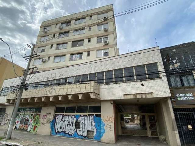 Apartamento para venda de 2 dormitórios, todo mobiliado, 67m², todo reformado, com piso porcelanato áere social e piso laminado na área íntima,  cozinha ampla, com área de serviço,  com móveis sob med