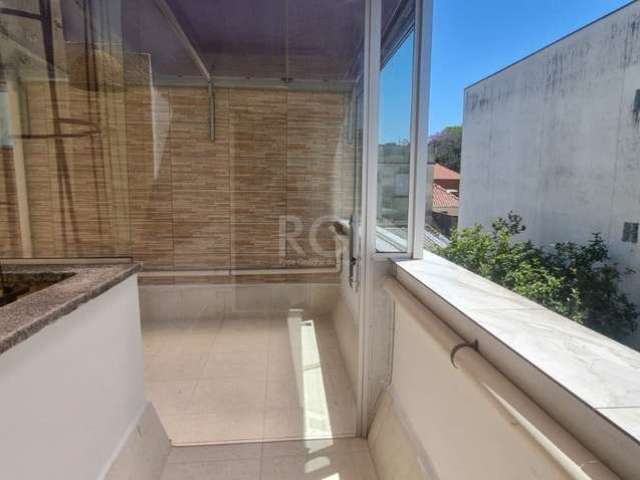 Amplo apartamento Duplex com uma suíte,  sendo o total de 2 dormitórios,cozinha, banheiro , sala  semi mobiliado, 93m², possui garagem com box escriturado.&lt;BR&gt;Os limites do bairro Santo Antônio 