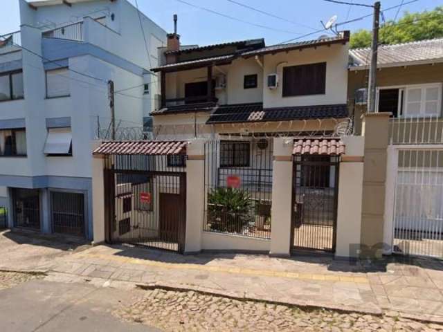 Excelente e ampla casa de 4 quartos sendo uma suíte no bairro Santo Antônio. Sala de estar com lareira, lavabo e piso de madeira em excelente estado. Sala de jantar integrada a cozinha americana com m