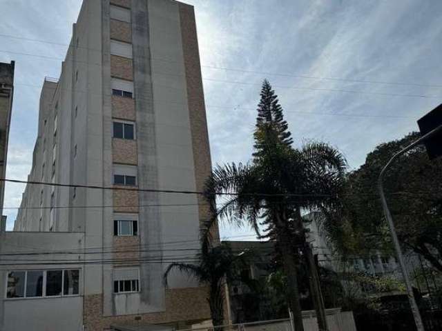 Apartamento semi-mobiliado de 2 dormitórios, suíte, banheiro social, churrasqueira, duas vagas de garagem. Relógio individual de gás e água. &lt;BR&gt;Condomínio com Piscina sala de Fitness, Zelador e