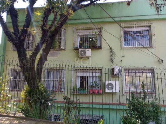 Apartamento térreo reformado, aconchegante, em ótimo estado de conservação. Possui três dormitórios, living, cozinha, banheiro social, área de serviço. O condomínio tem salão de festas, churrasqueira.