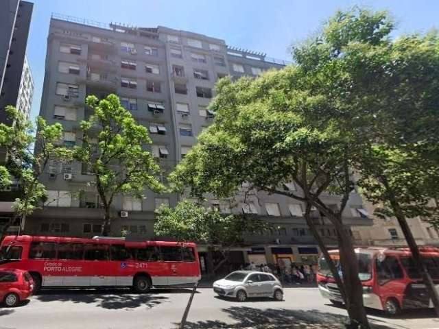 Ótimo e amplo apartamento no Centro, andar alto, de frente, com 120m² privativos, de 3 dormitórios. Possui sala de estar, sala de jantar com sacada, 3 dormitórios espaçosos sendo 1 com sacada, banheir