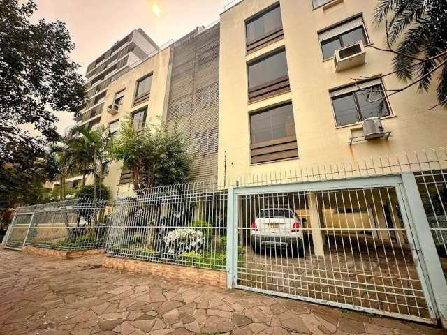 Excelente apartamento a venda no bairro Petrópolis pertinho da praça da encol!&lt;BR&gt;Imóvel amplo, arejado, ensolarado e com ventilação cruzada, Composto de 3 dormitórios sendo uma suíte, living do