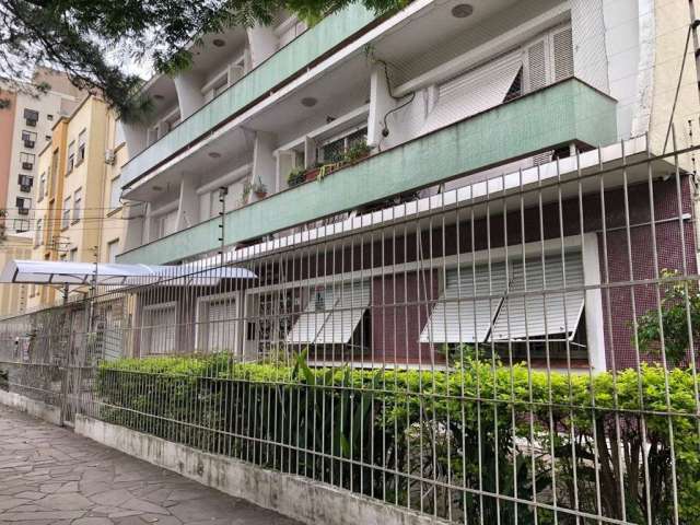 Descubra este encantador apartamento localizado na Rua Visconde do Herval, no cobiçado bairro Menino Deus, em Porto Alegre. Com uma área privativa de 76m², este imóvel oferece um espaço ideal para voc