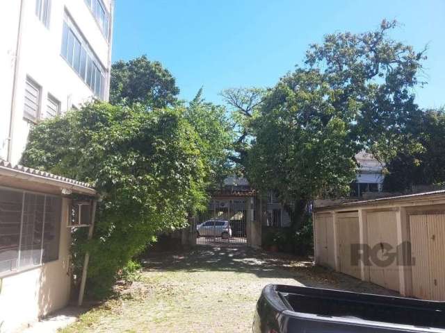 Amplo apartamento de 3 dormitórios , em andar térreo, com entrada social e de serviço, reformado, living para2 ambientes , sala de jantar e sala de estar,  lavabo, banheiro social, cozinha e área de s