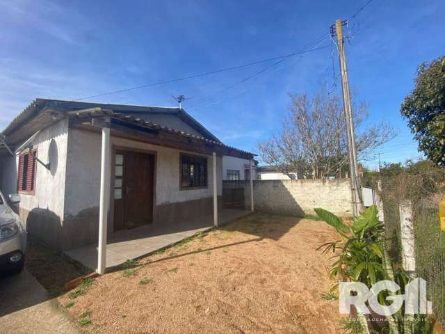 Casa à venda no bairro Lami | Imóvel com 2 dormitórios no bairro Lami, com segunda casa nos fundos com mais 3 dormitórios, vaga de garagem, sala, cozinha, a poucos metros do asfalto na avenida princip