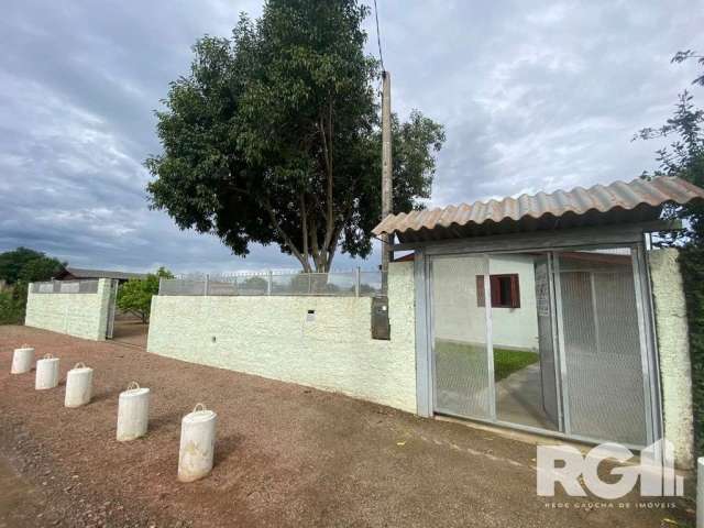 Imóvel à venda no bairro Lami | Casa com 2 dormitórios, sala de estar e jantar, cozinha, banheiro e área fechada com aproximadamente 78m².&lt;BR&gt;Além de um salão de festas com, churrasqueira, lavan