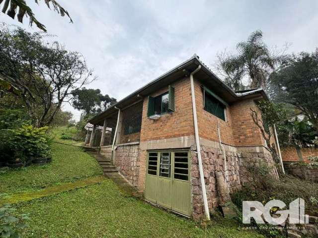 Imóvel á venda no bairro Cascata em Porto Alegre/RS | Casa com 3 dormitórios sendo 1 suite, sala de estar, cozinha, banheiro social, área de serviço, churrasqueira, garagem coberta e amplo terreno arb