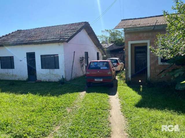 A All Win Imóveis apresenta uma excelente oportunidade para quem busca conforto e praticidade em um só lugar! 01 casa c/ 2 dormitórios - 01 banheiro, com cozinha, área de serviço e 01 edícula. O imóve