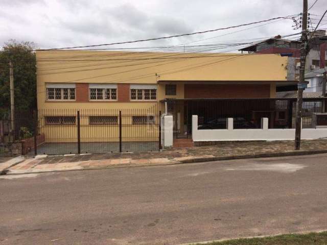 Excelente Sobrado no bairro Nonoai com 146m2, REFORMADO, com 04 dormitórios, 02 salas amplas, 02 banheiros,  todo gradeado,  pátio coberto com churrasqueira, pátio descoberto. vaga para 03 carros. Na 