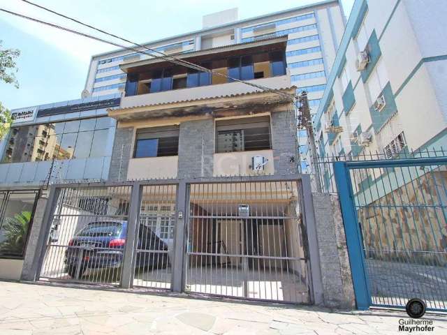 Ótimo sobrado no Menino Deus, tanto comercial quanto residencial. Possibilidade de residir até 3 familias (uma por andar). Possui 300m² de área construída, divididos em 3 andares. No térreo possui: 2 