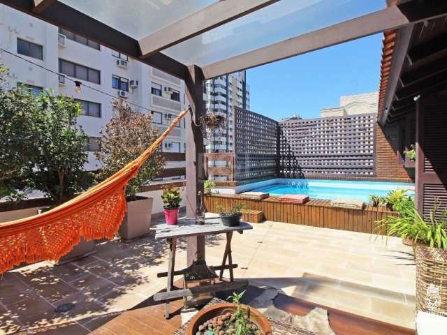 Excelente cobertura duplex no Mon't Serrat, com 230m² privativos, de 3 dormitórios, terraço com piscina e 2 vagas. Possui living amplo, sacada fechada e com web space, sala de jantar, 3 dormitórios se