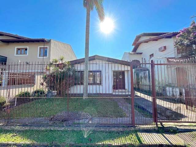 Excelente casa com 3 dormitórios, em uma rua de excelentes casa residências, casa térrea com pátio na frente e nos fundos, o terreno mede 11x36. A casa fica a uns 800 metros da orla de Ipanema. Agende