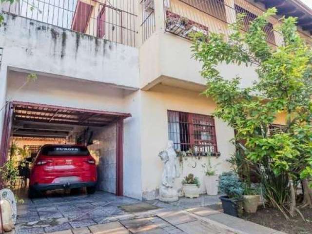 Ótimo sobrado de 215m² privativos no bairro Passo das Pedras! O imóvel é composto por sala de estar conjugada com sala de jantar, cozinha espaçosa com móveis planejados, 2 banheiros, 4 dormitórios sen