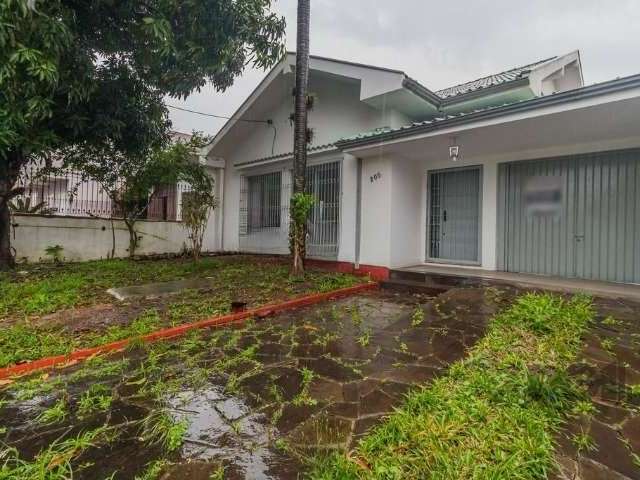 Casa no bairro São Sebastião, com 189m² de área privativa e 380 total dividida em 3 ambientes, 03 salas,( Dormitório ) 01 cozinha, 02 banheiros, área de serviço/lavanderia e sótão grande que pode ser 