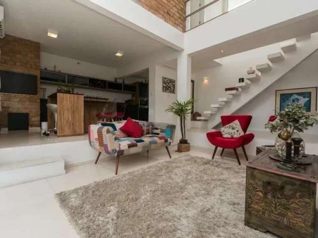 Excelente casa de 273m² no bairro Ipanema! O imóvel é composto por hall de entrada, espaçoso living para dois ambientes com lareira, lavabo, ampla varanda com vista para o Guaíba, cozinha americana co