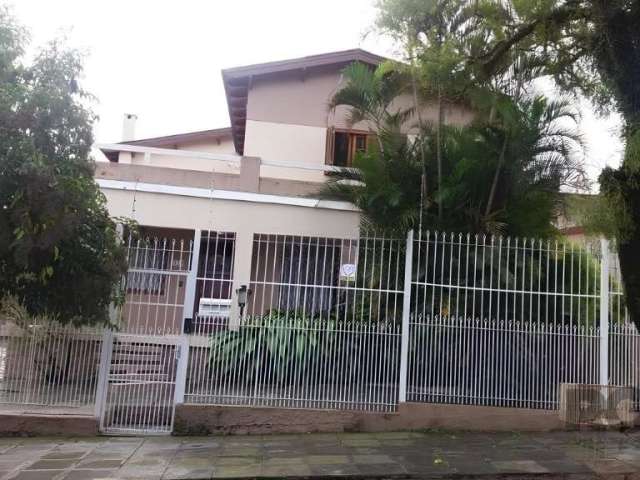 Casa à venda no bairro Sarandí, Porto Alegre, com 3 dormitórios, oferece um amplo living para 3 ambientes, uma suíte de 40m², cozinha espaçosa, lavanderia, despensa, além de uma peça extra nos fundos.